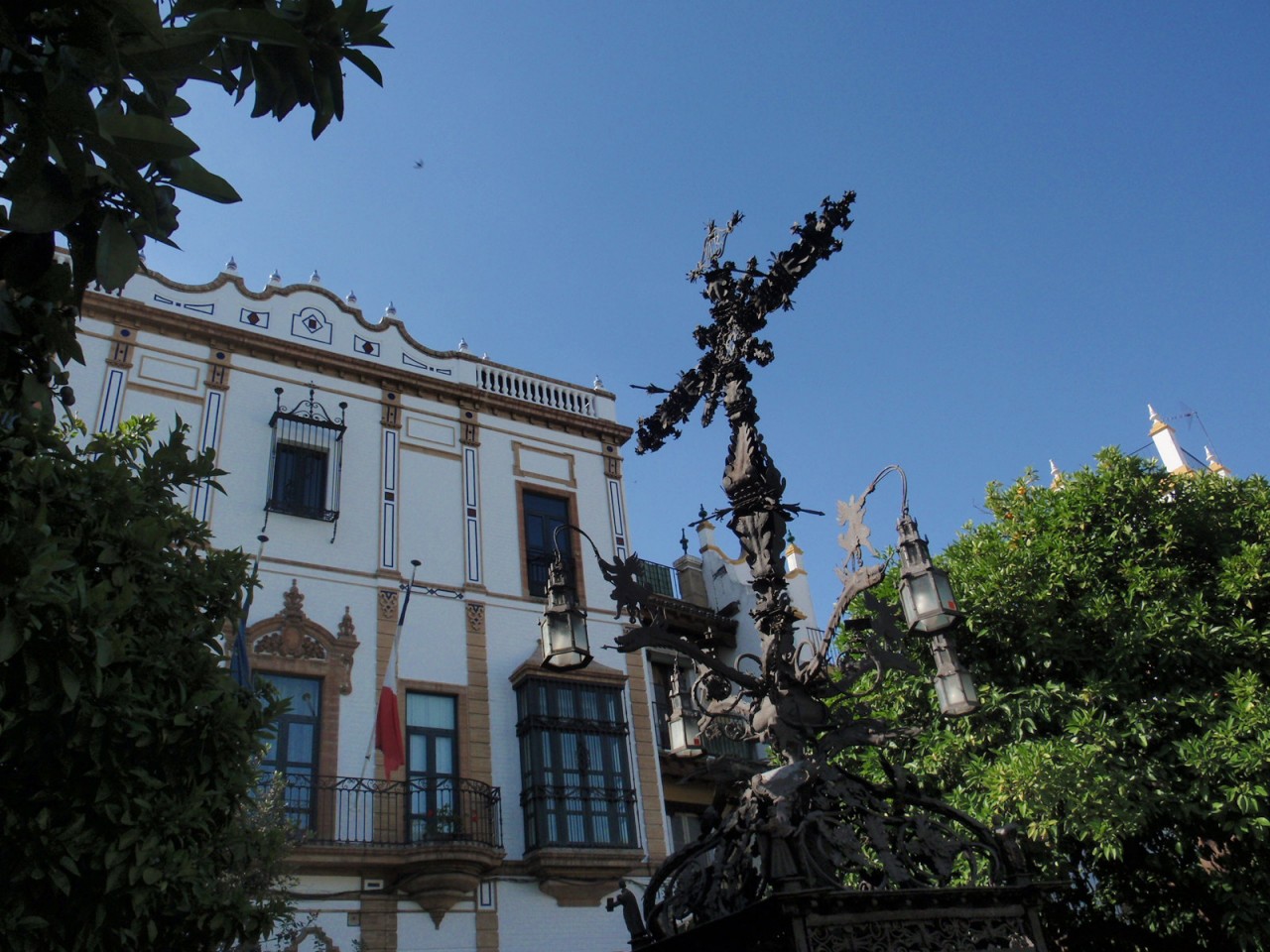 Plaza de Santa Cruz con el Consulado francés al fondo